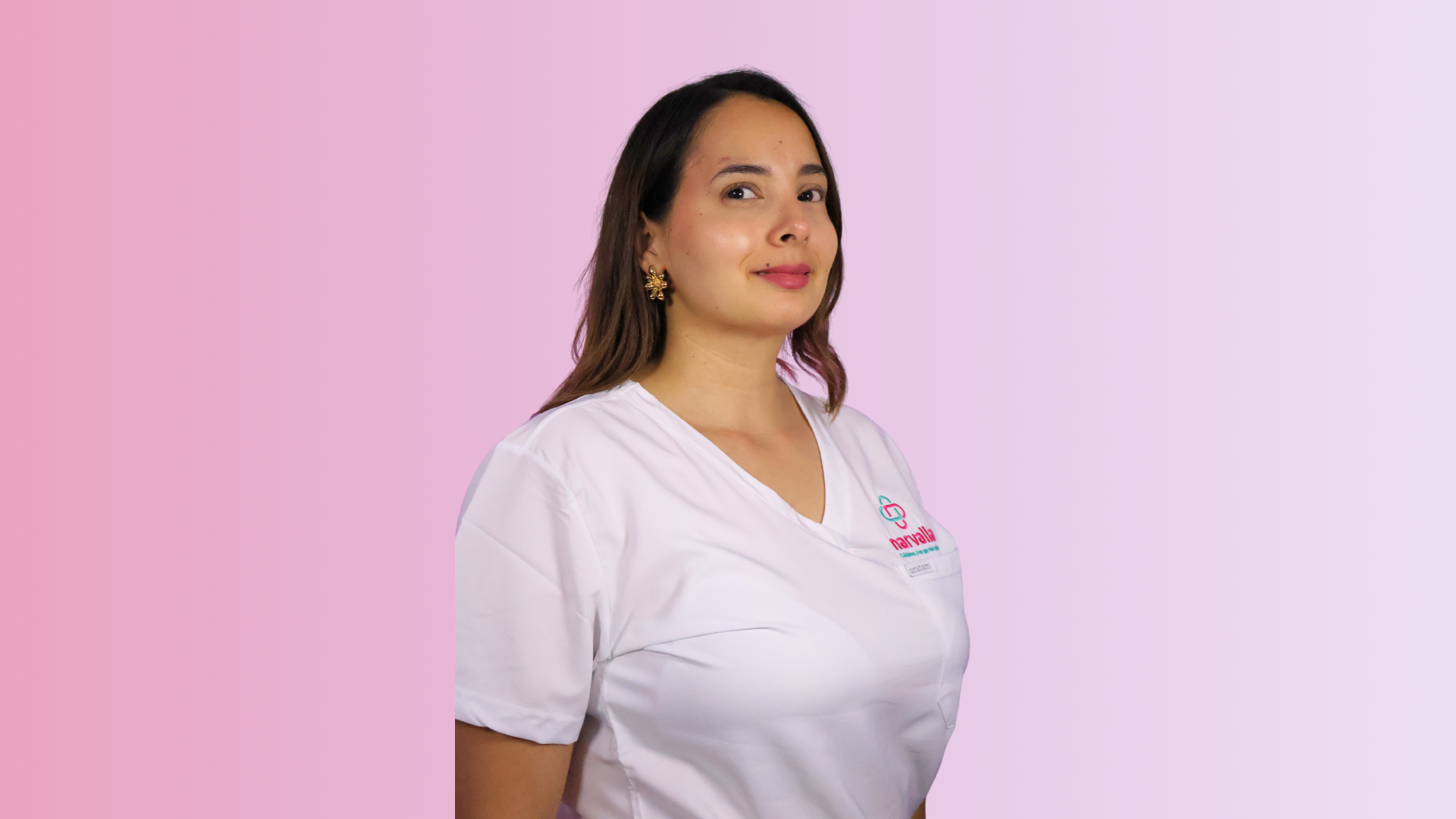 Enfermera profesional con uniforme magenta y estetoscopio