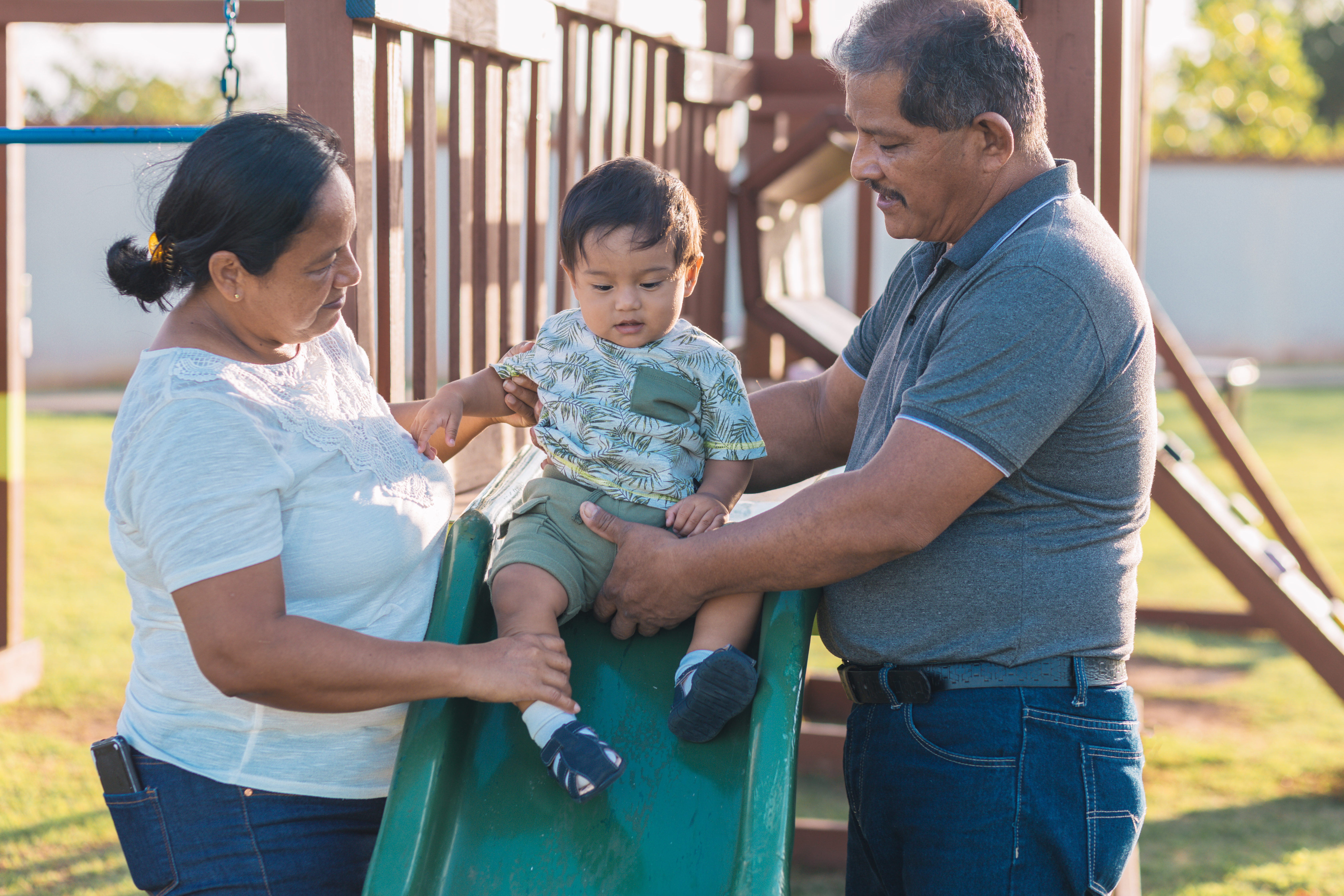 Familia feliz reunida en su hogar